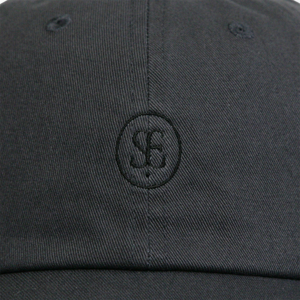 SE LOGO CURVE CAP 【CHARCOAL】